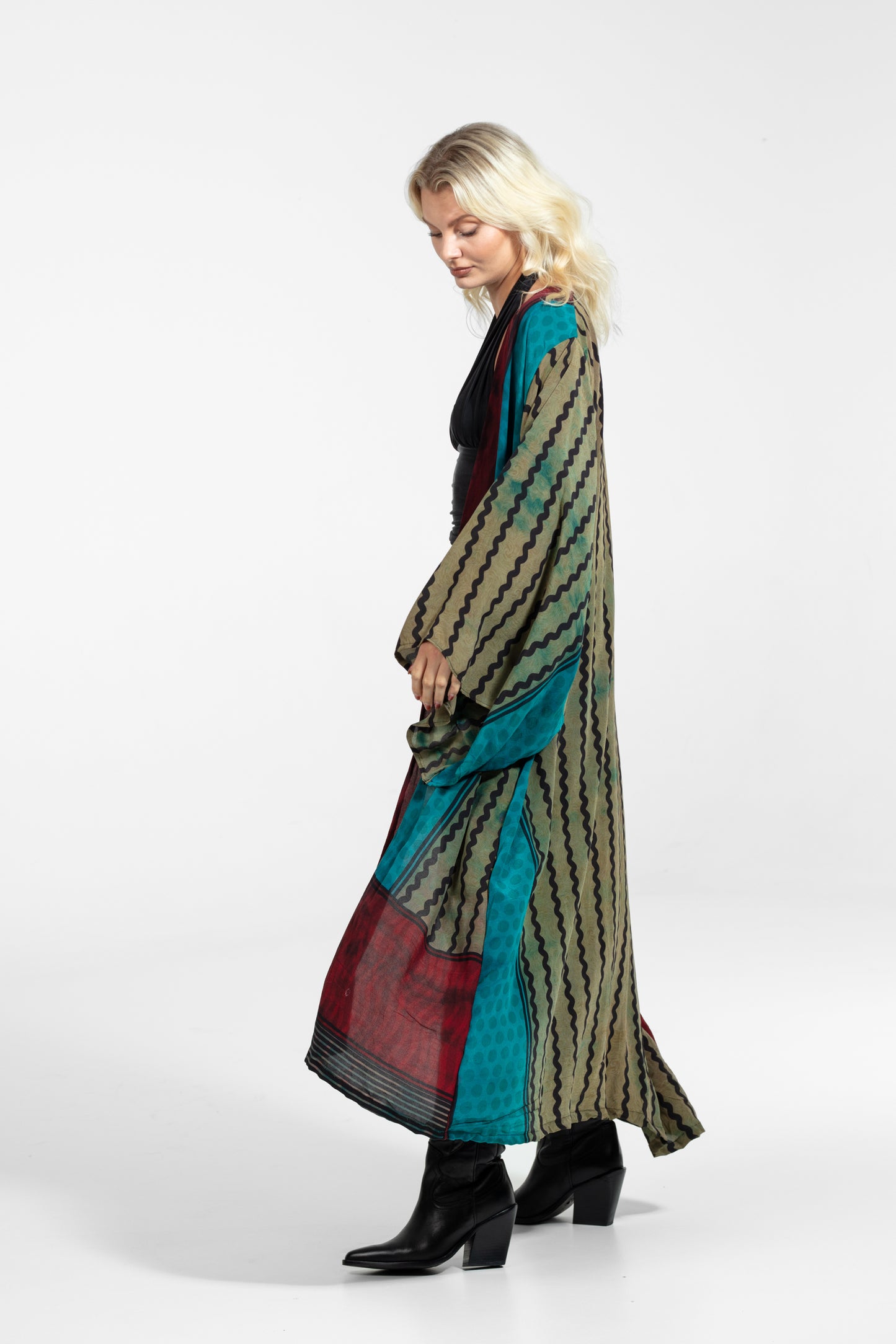 DEVI Kimono Nº18 – Frequency of Serene Power