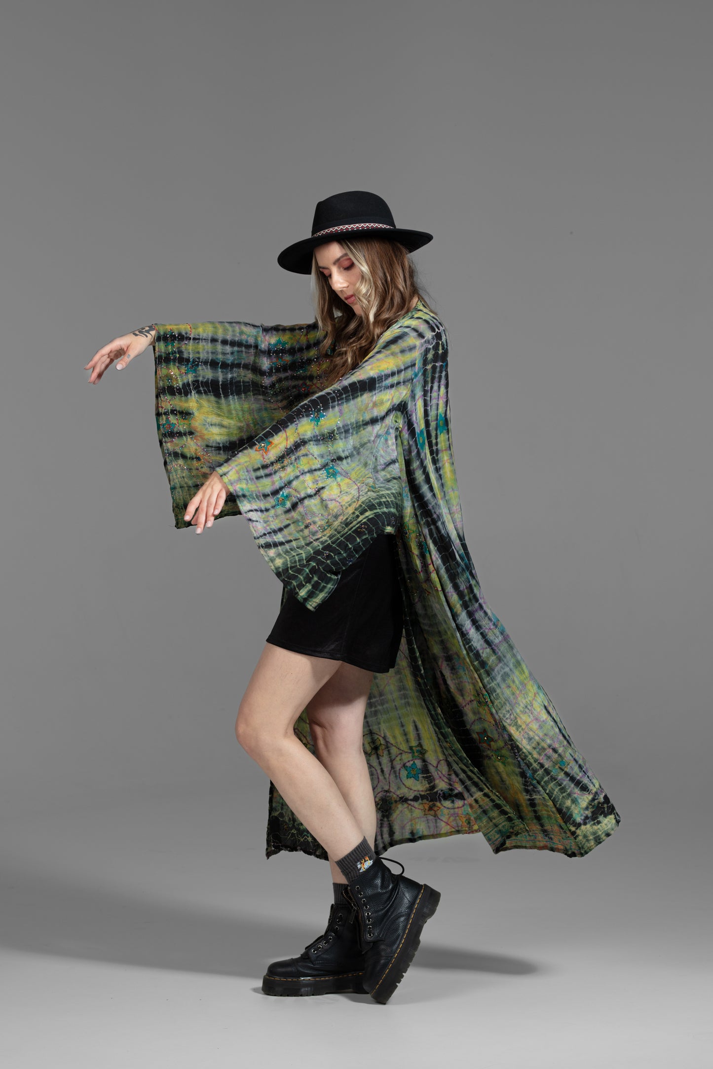 Gaia Kimono gelb-grün-schwarz bestickt