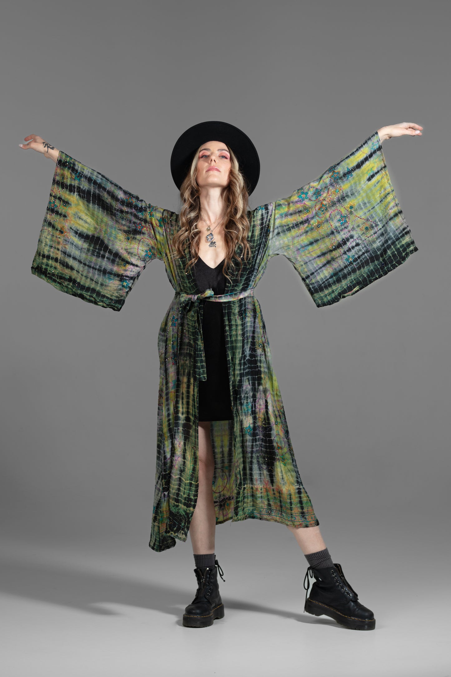Gaia Kimono gelb-grün-schwarz bestickt