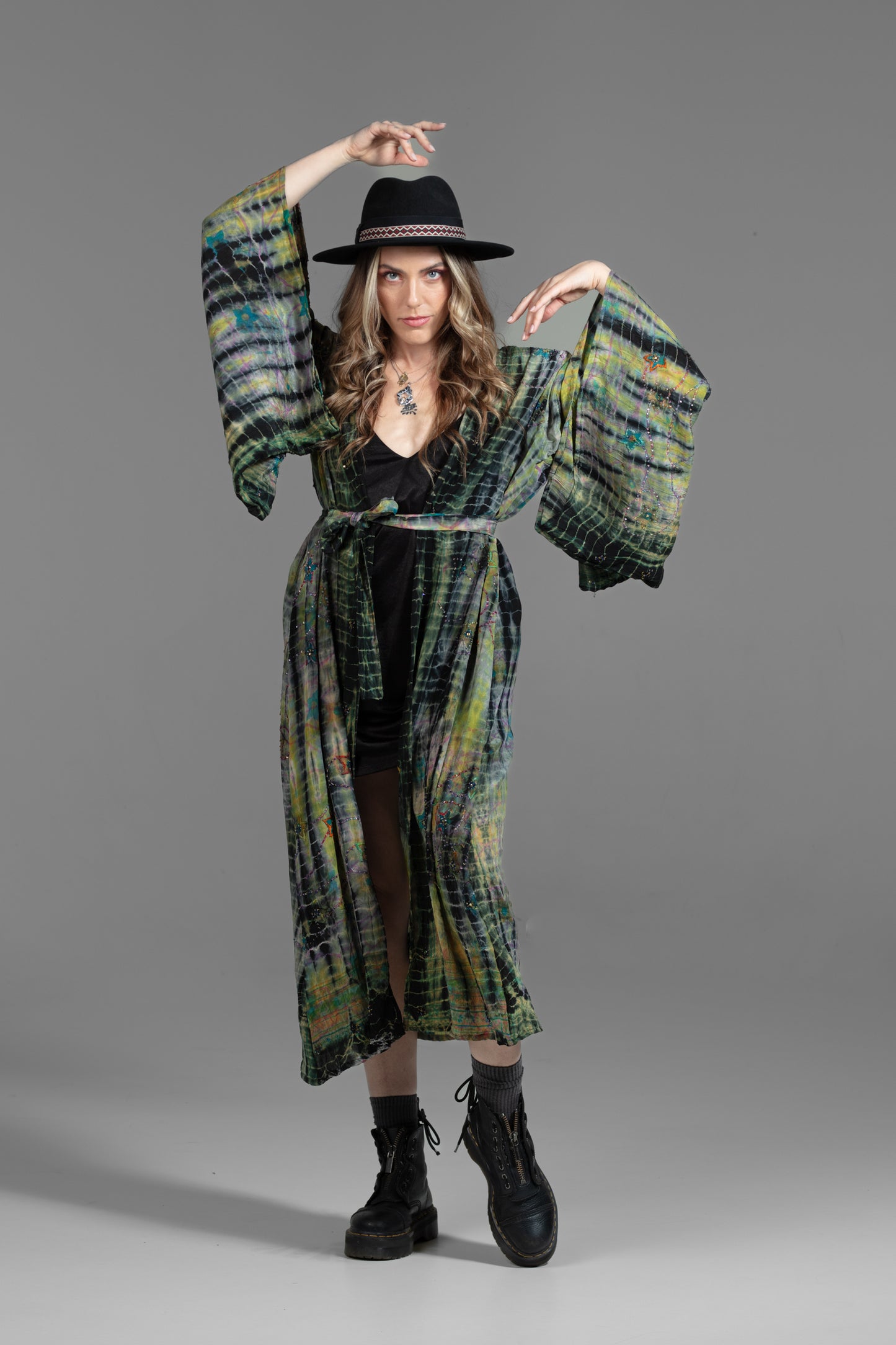 Gaia Kimono gelb-grün-schwarz bestickt