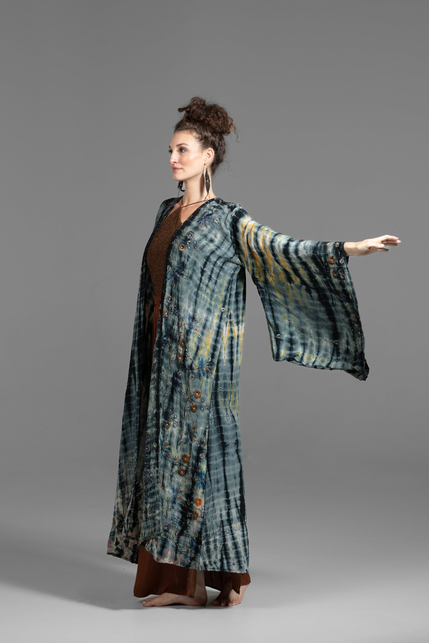 Gaia Kimono beige-grau-schwarz mit Blumenstickerei