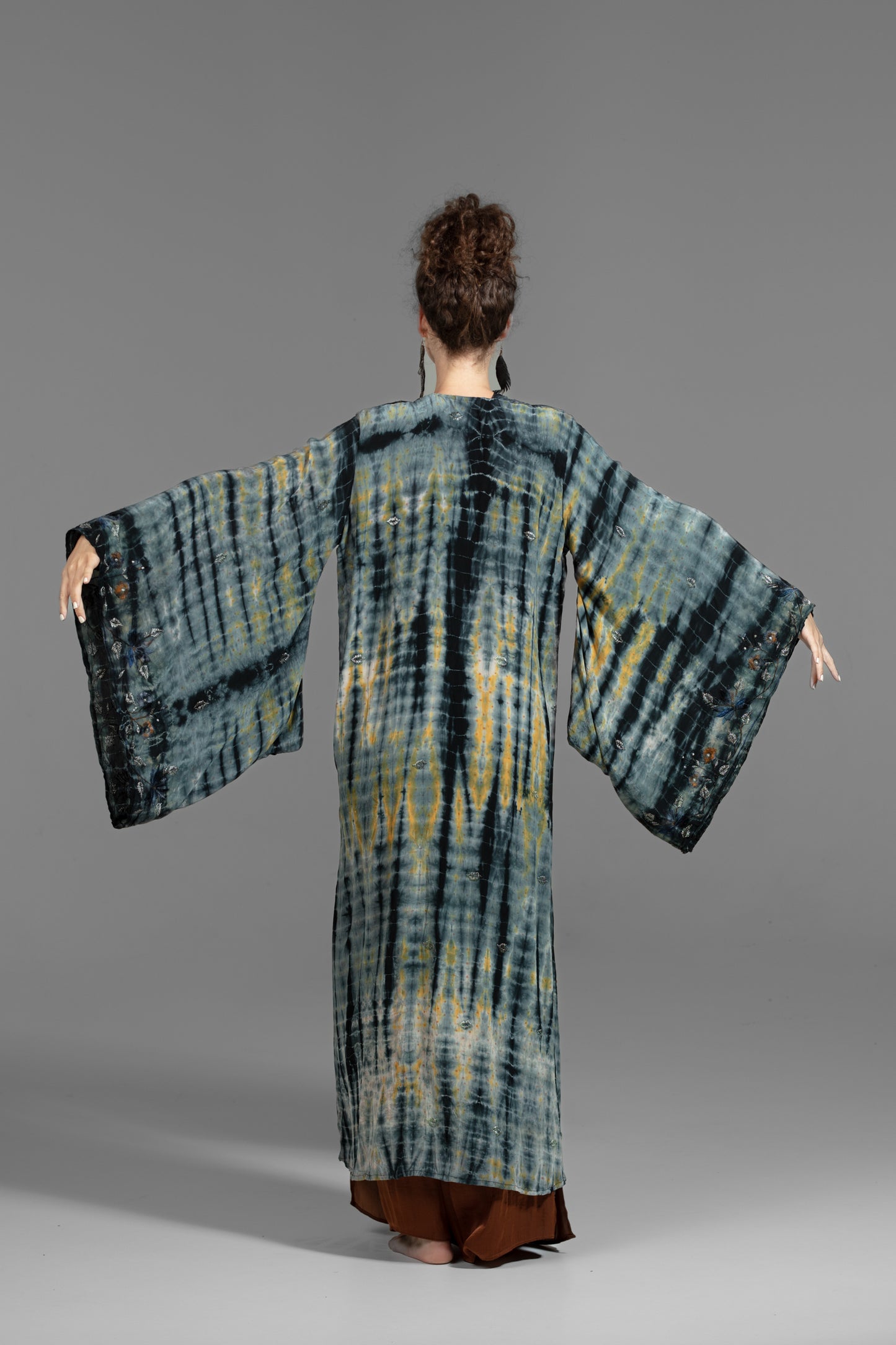 Gaia Kimono beige-grau-schwarz mit Blumenstickerei