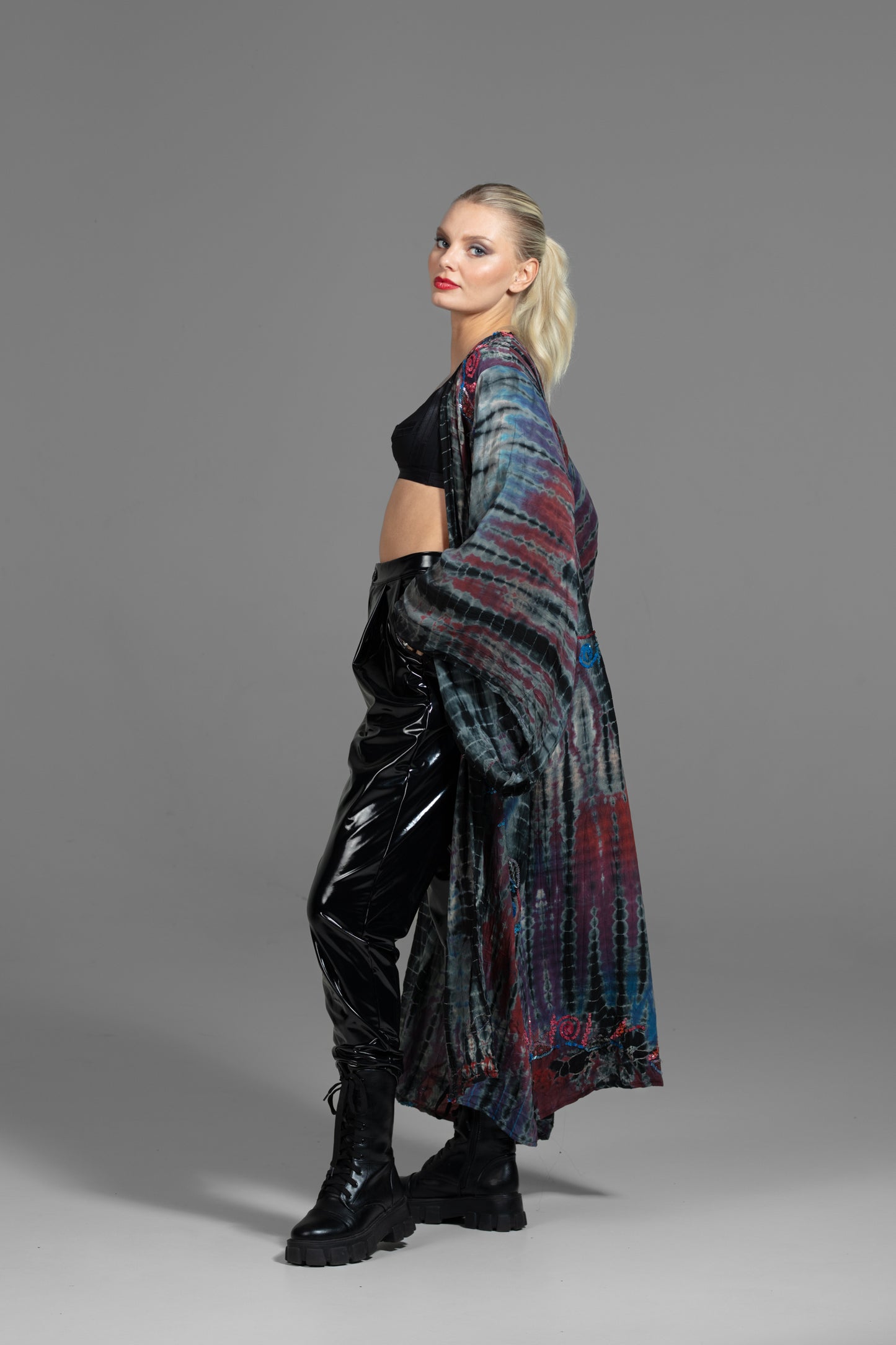 Gaia Kimono rot-blau-schwarz mit Pailletten