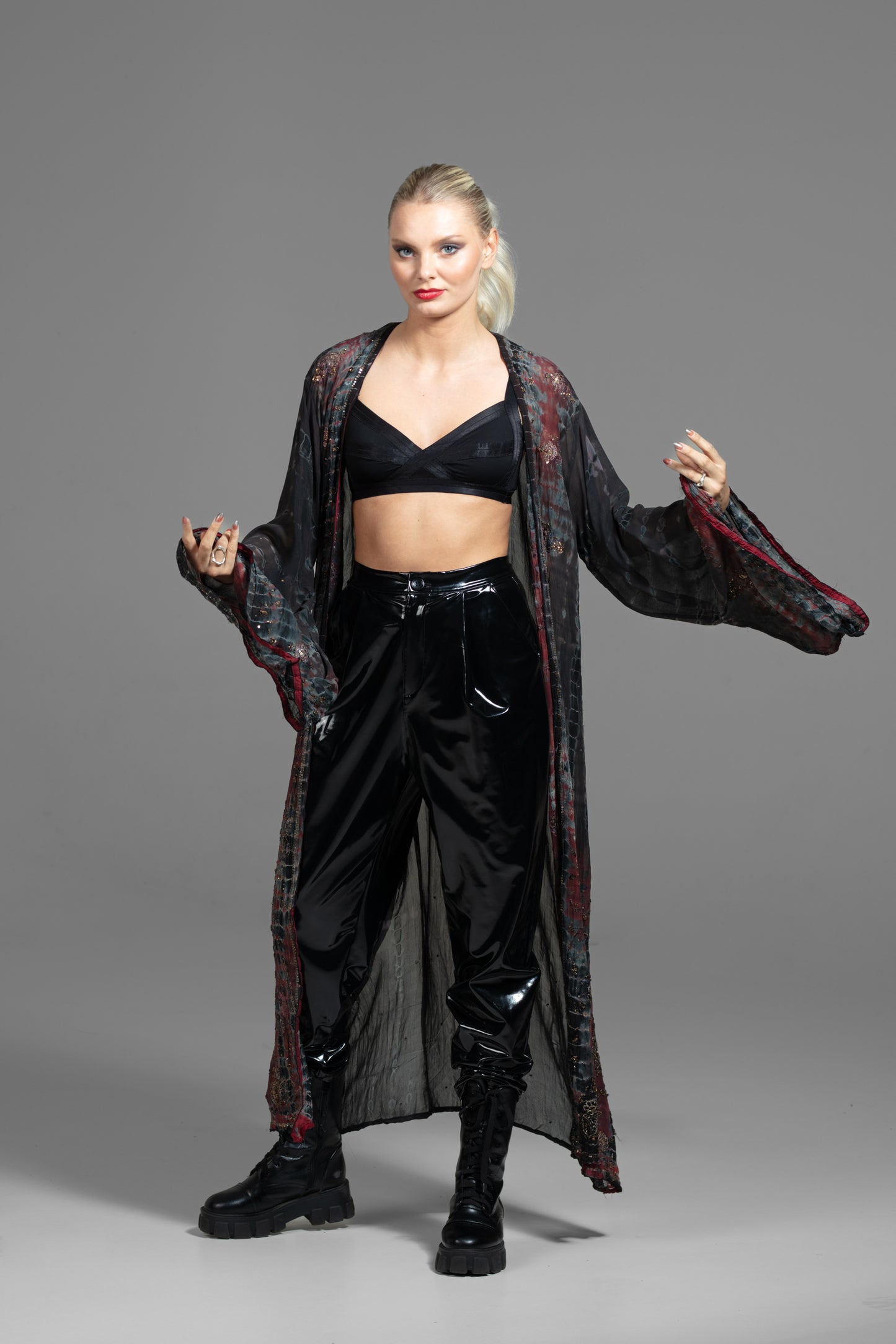Gaia Kimono dunkelrot-braun-schwarz mit Pailletten