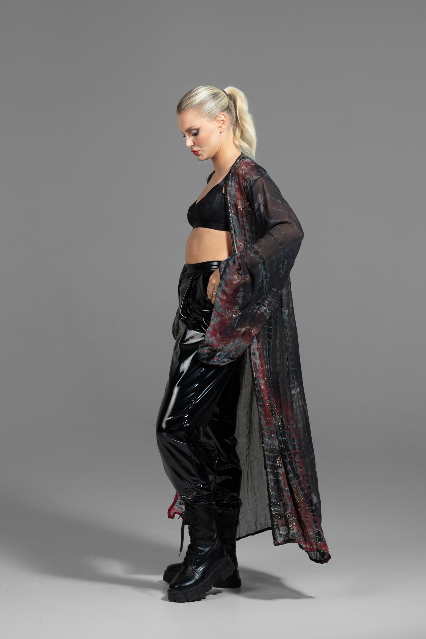 Gaia Kimono dunkelrot-braun-schwarz mit Pailletten