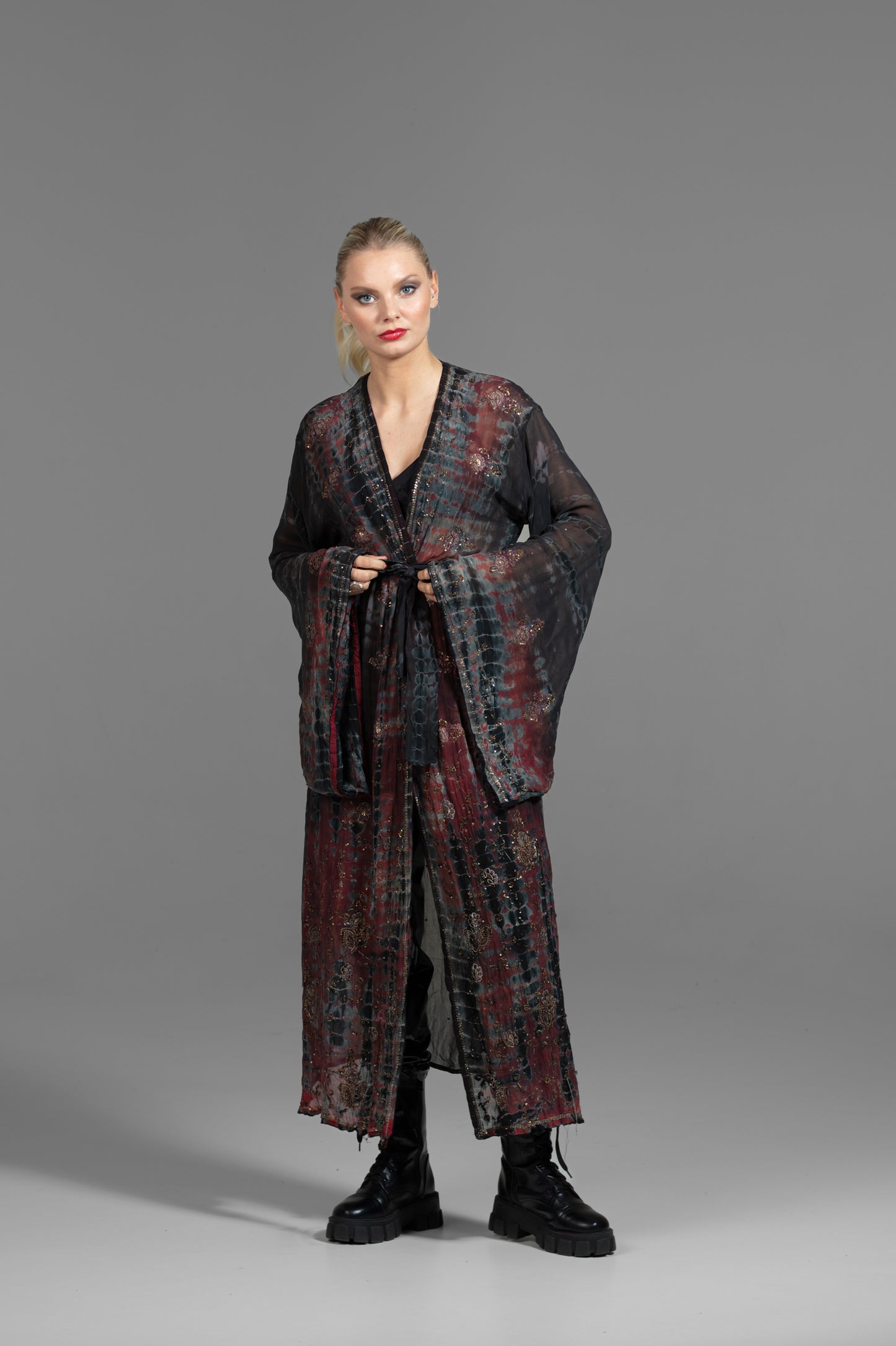 Gaia Kimono dunkelrot-braun-schwarz mit Pailletten