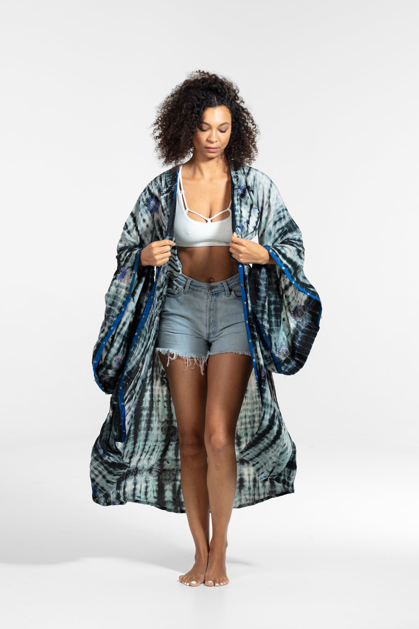 Gaia Kimono blau-weiß-schwarze Blumenstickereien und Pailletten
