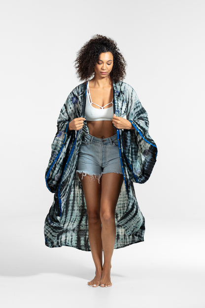 Gaia Kimono blau-weiß-schwarze Blumenstickereien und Pailletten