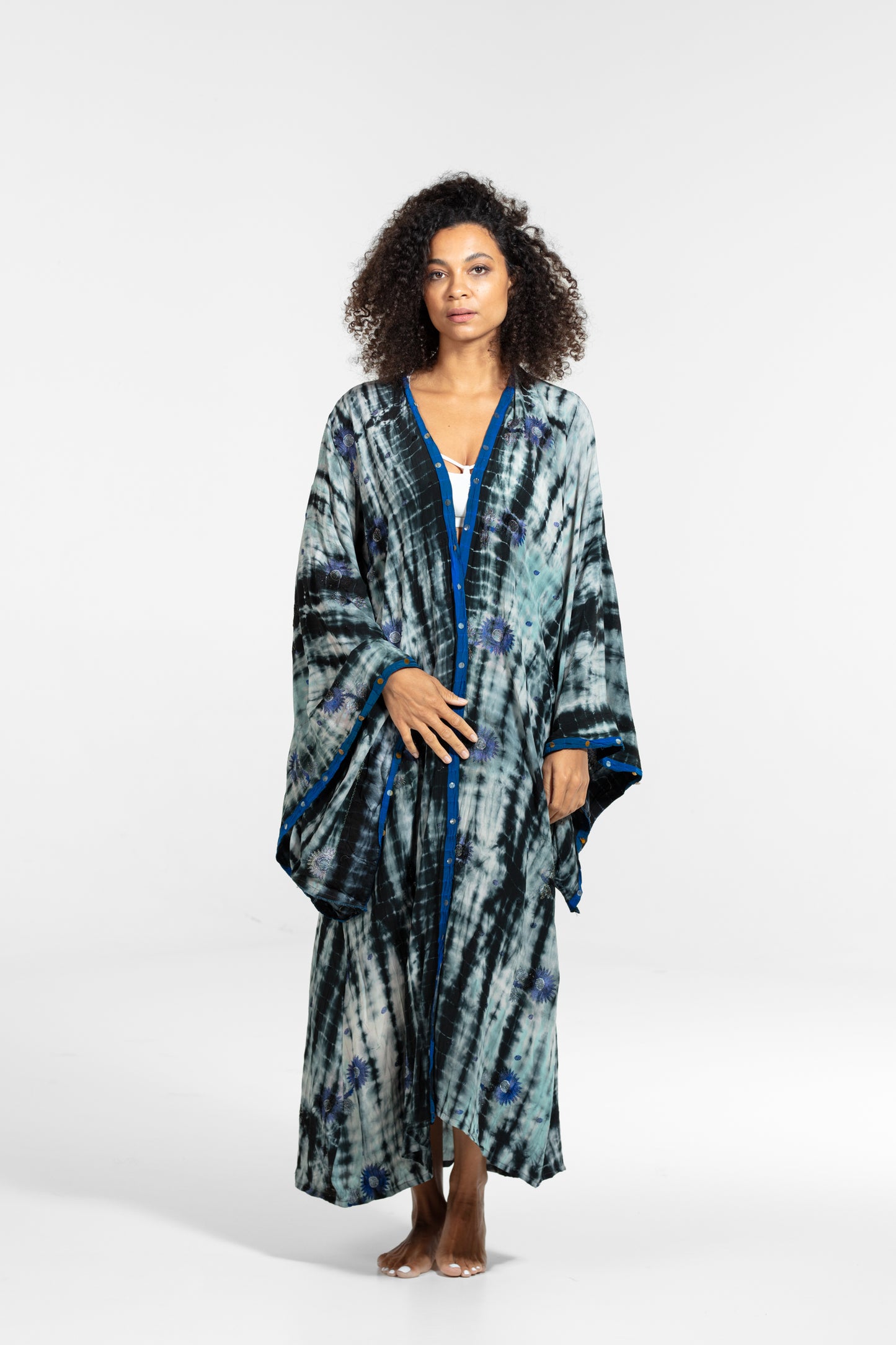 Gaia Kimono blau-weiß-schwarze Blumenstickereien und Pailletten