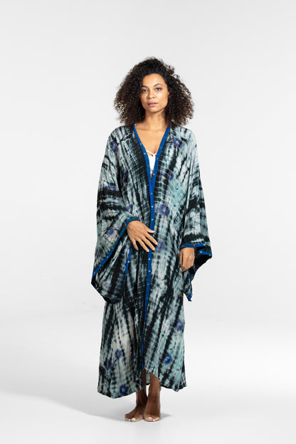 Gaia Kimono blau-weiß-schwarze Blumenstickereien und Pailletten