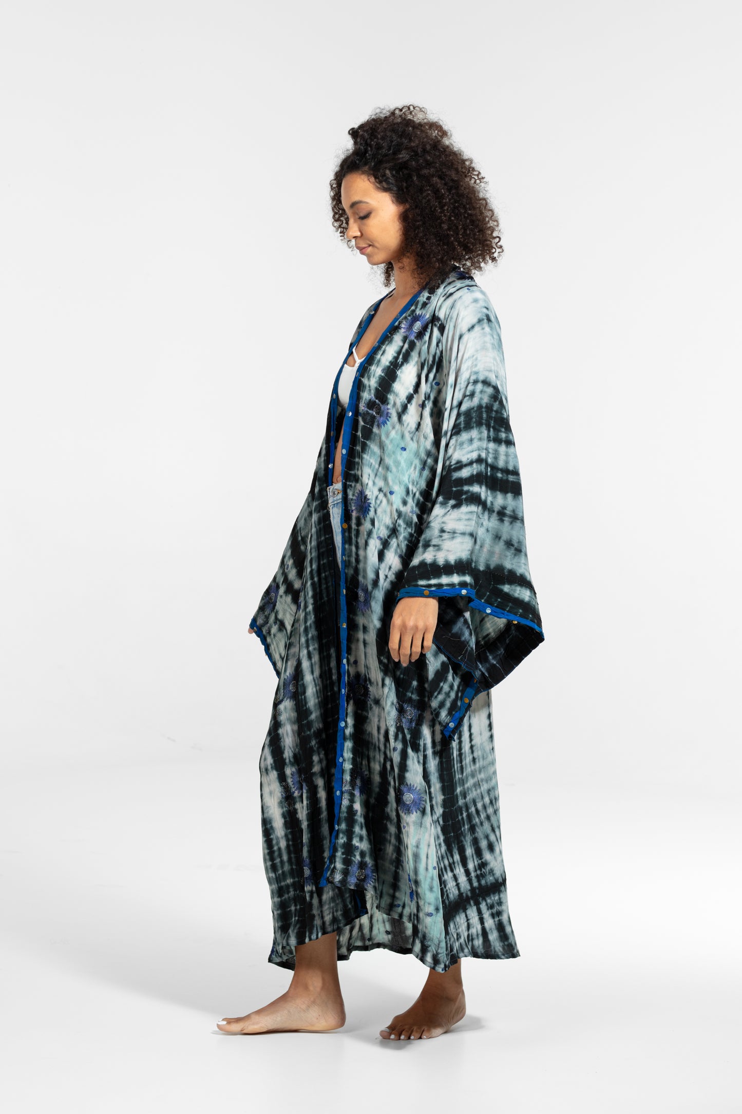 Gaia Kimono blau-weiß-schwarze Blumenstickereien und Pailletten