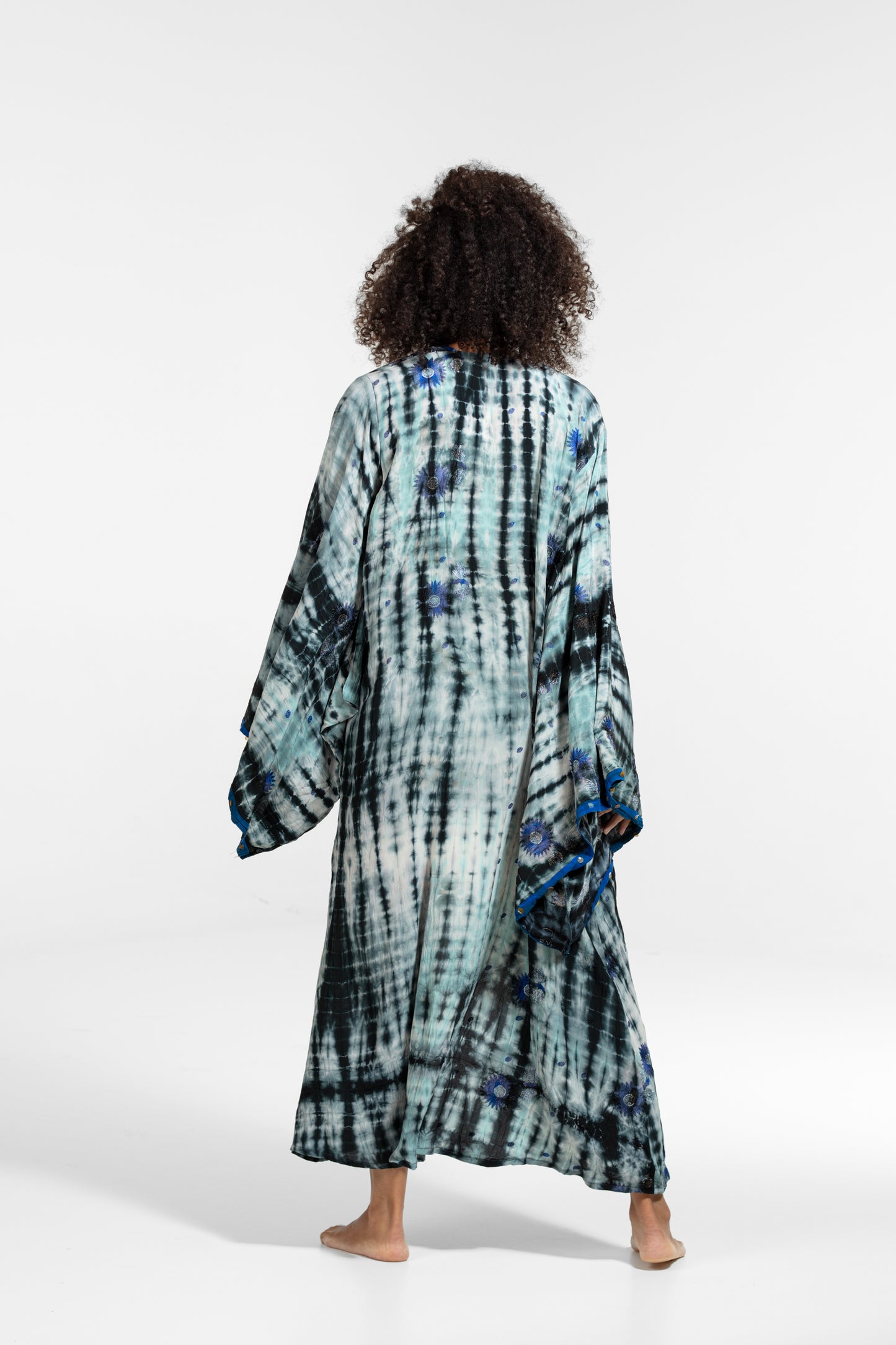 Gaia Kimono blau-weiß-schwarze Blumenstickereien und Pailletten