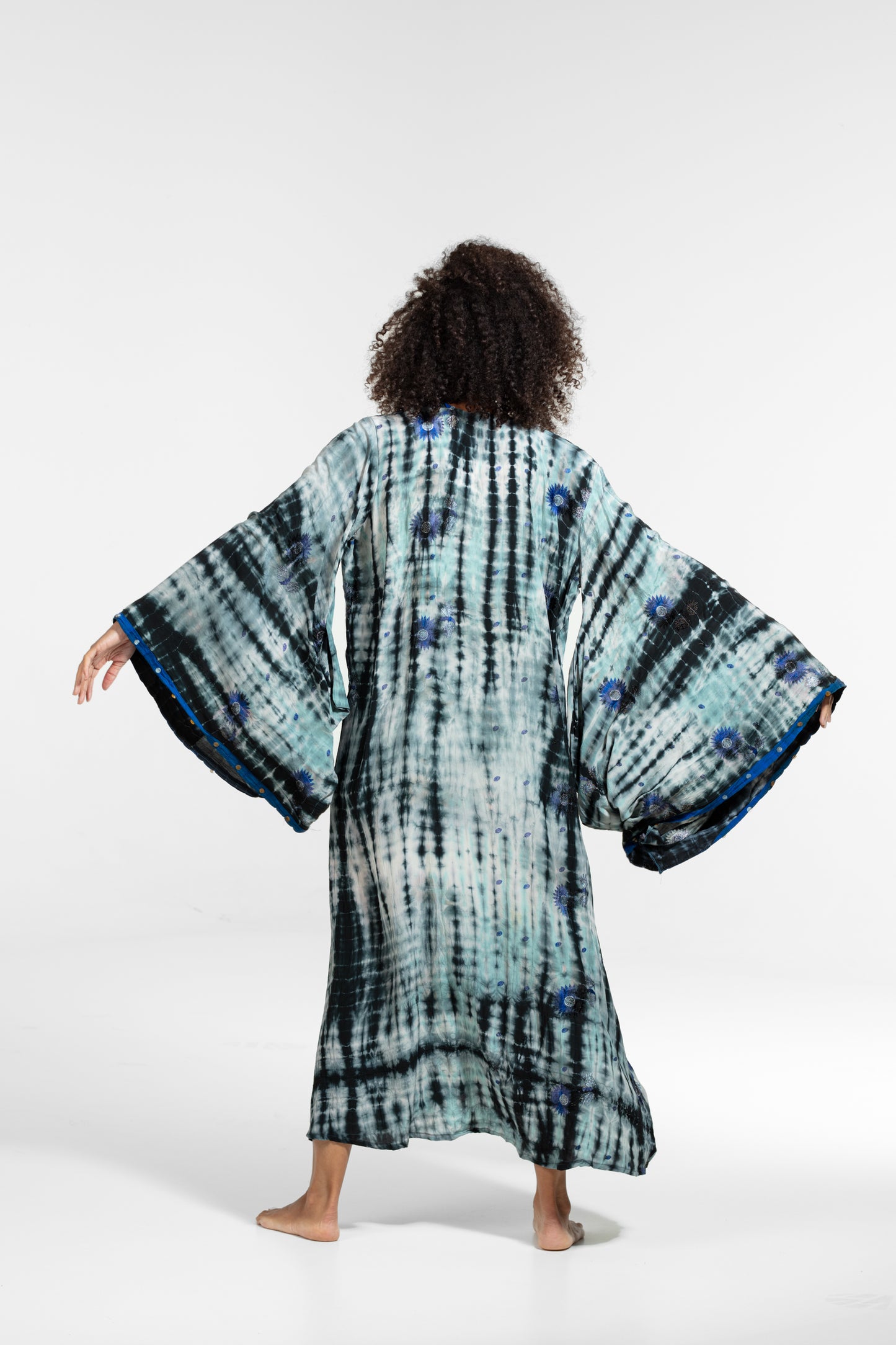 Gaia Kimono blau-weiß-schwarze Blumenstickereien und Pailletten