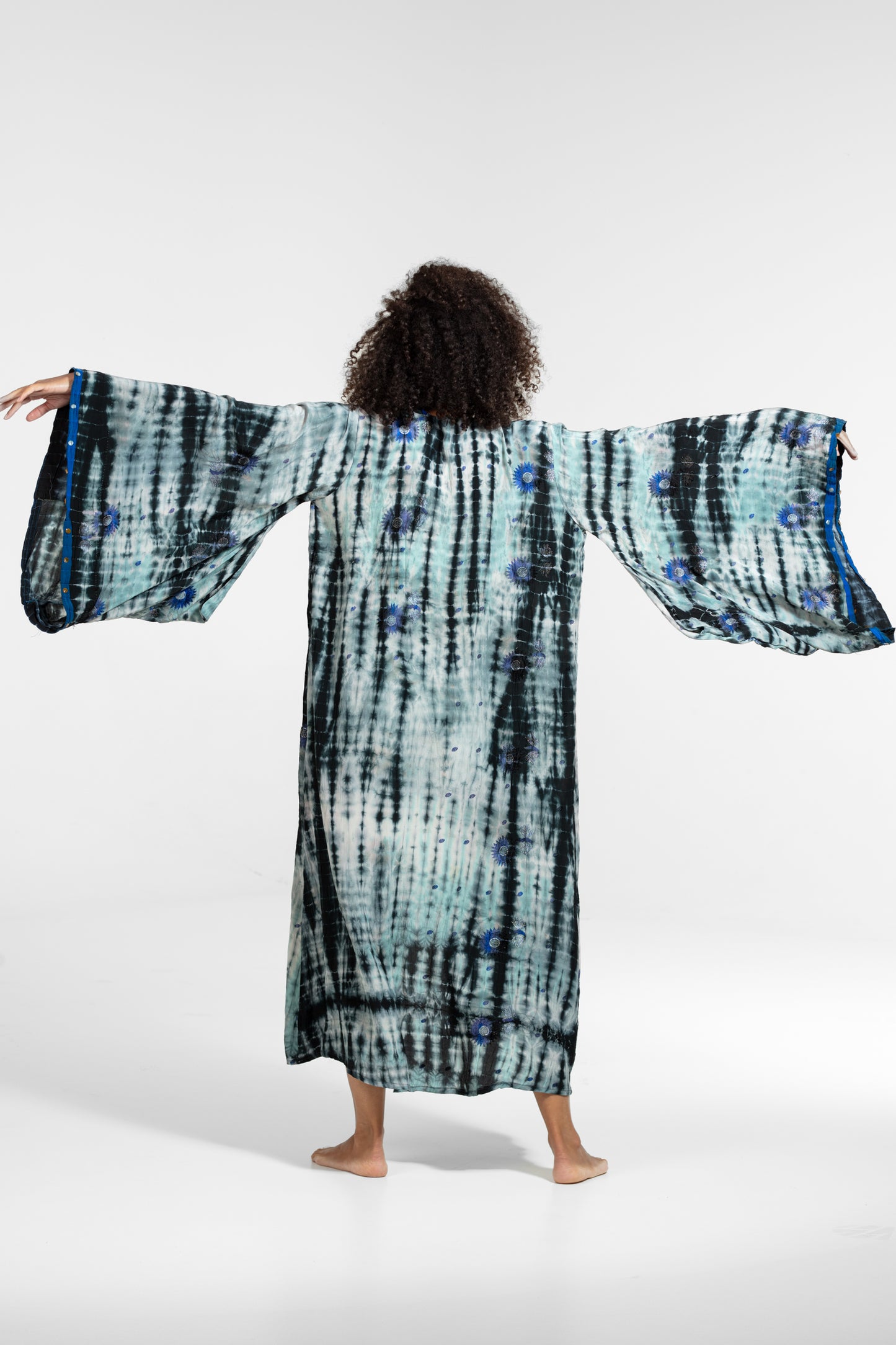 Gaia Kimono blau-weiß-schwarze Blumenstickereien und Pailletten
