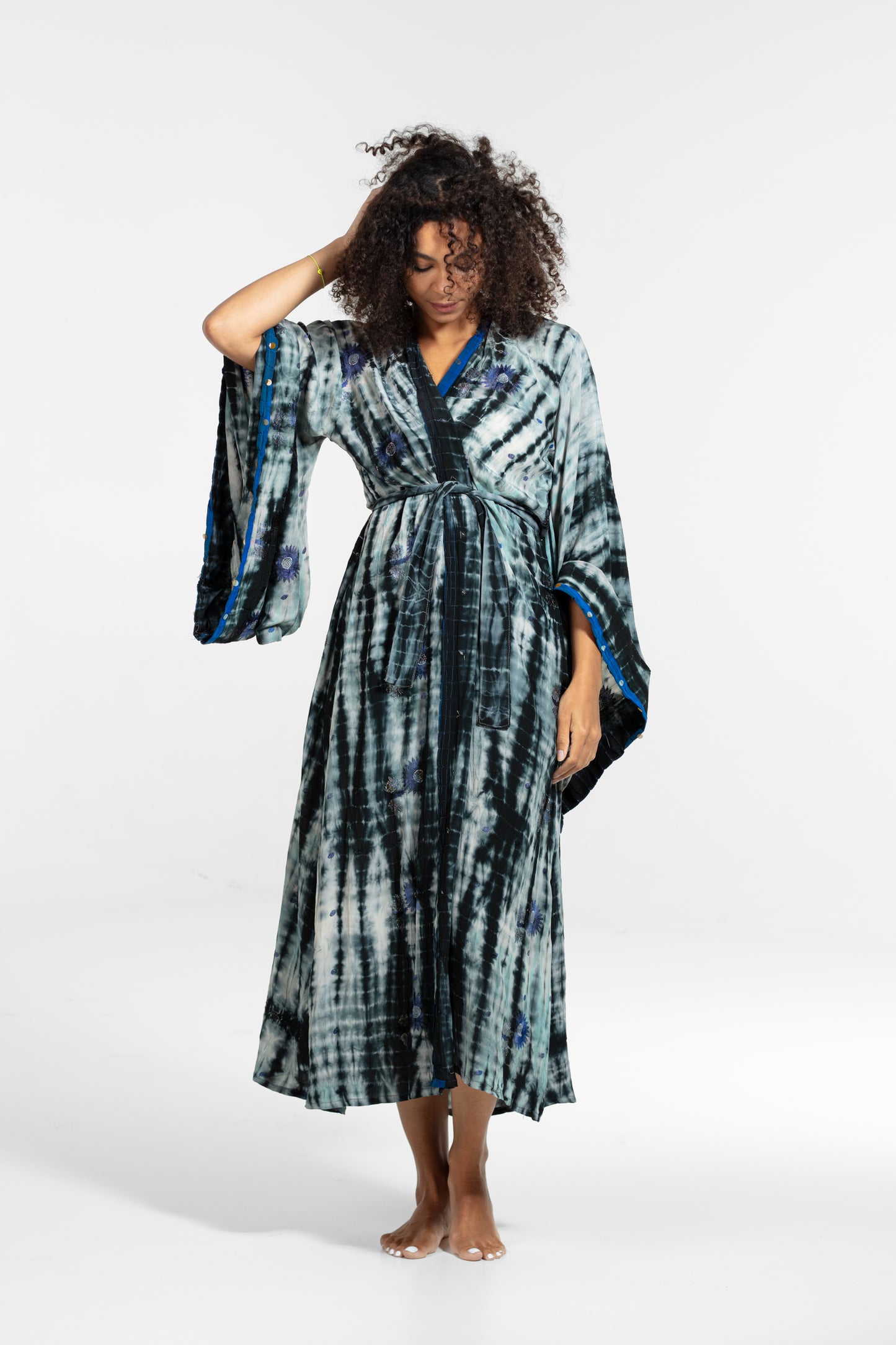 Gaia Kimono blau-weiß-schwarze Blumenstickereien und Pailletten