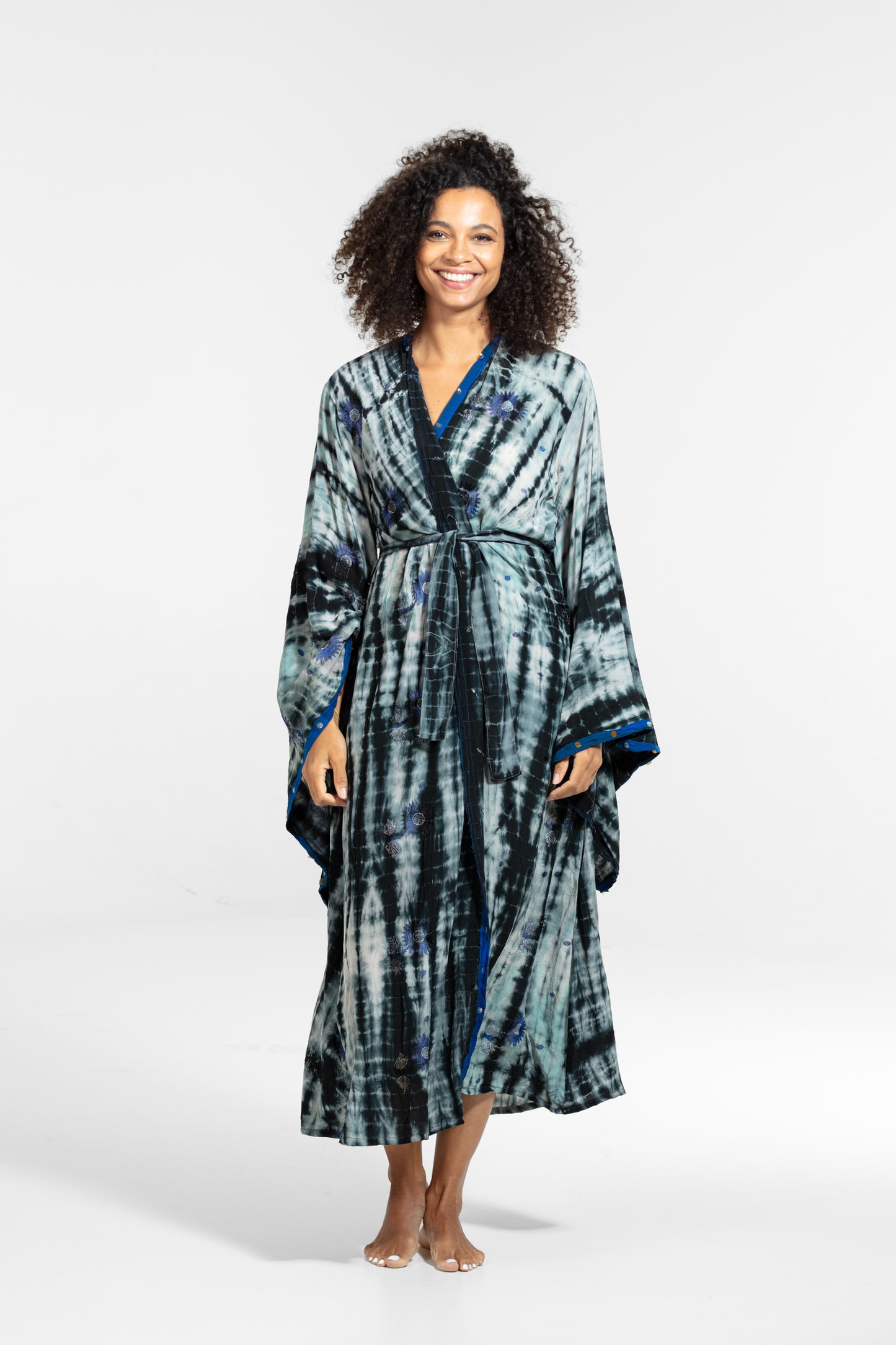 Gaia Kimono blau-weiß-schwarze Blumenstickereien und Pailletten