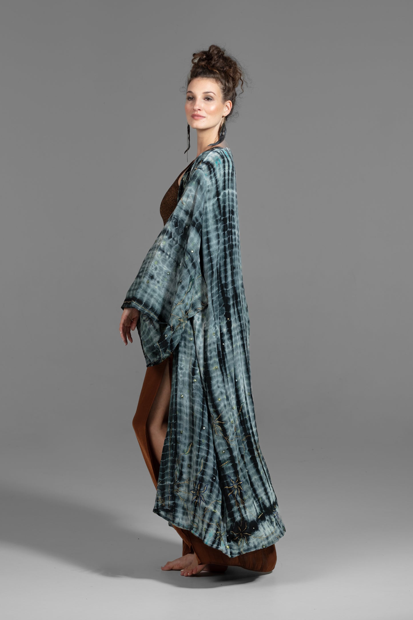 Gaia Kimono grau-weiß-schwarz mit goldenen Stickereien