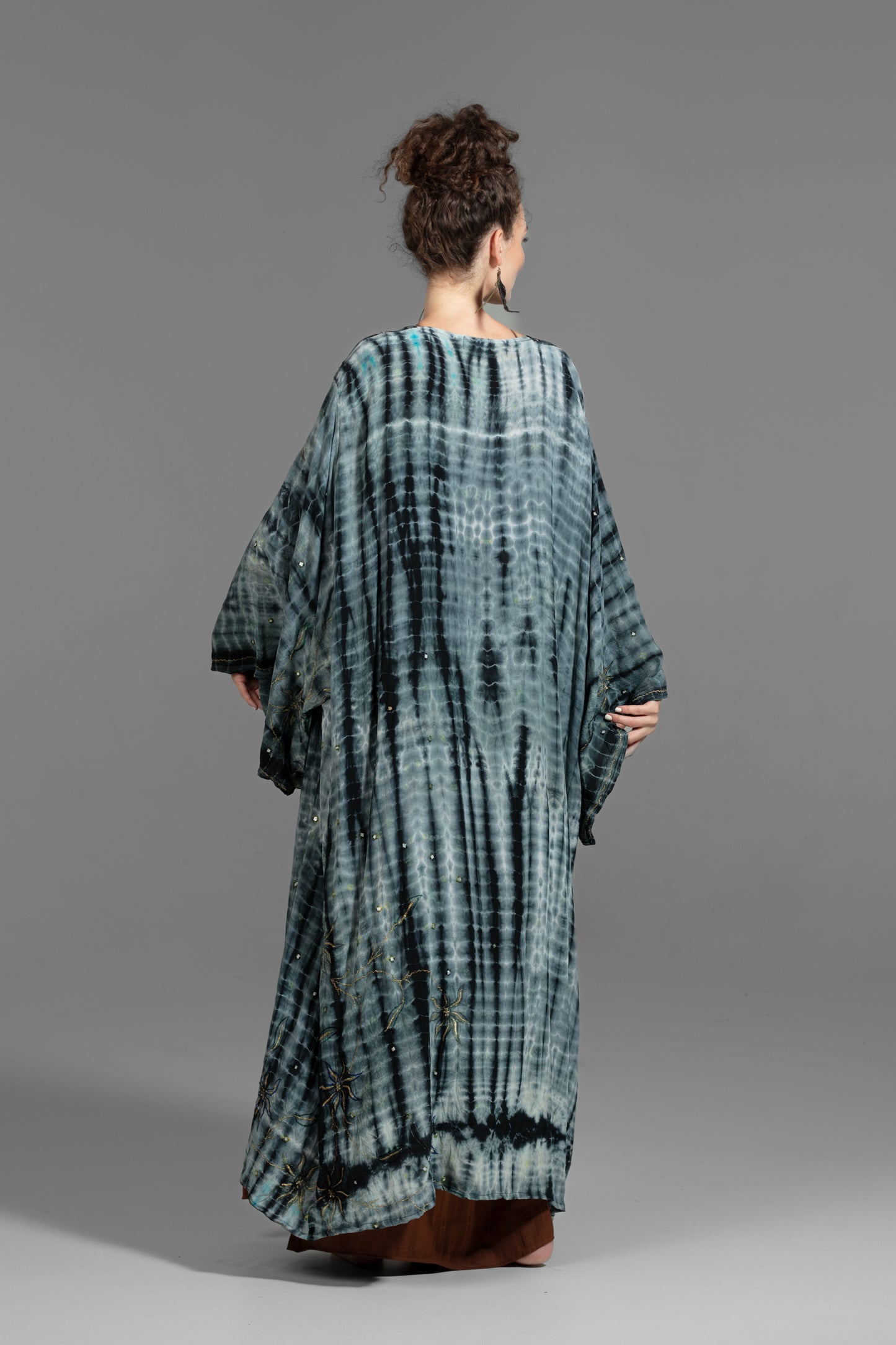 Gaia Kimono grau-weiß-schwarz mit goldenen Stickereien