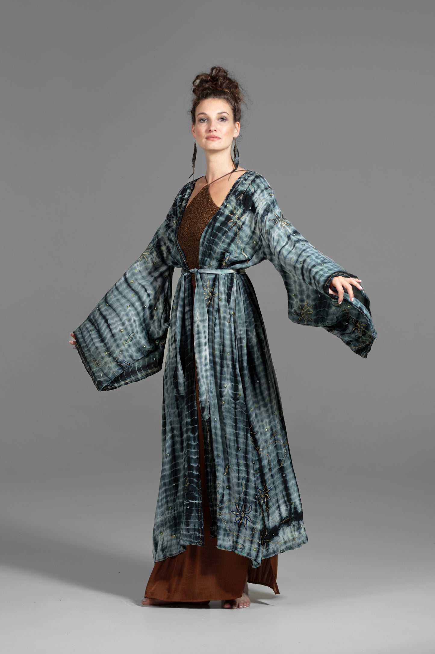 Gaia Kimono grau-weiß-schwarz mit goldenen Stickereien